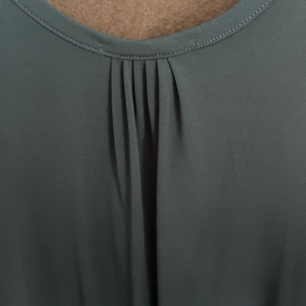 Green Signature Collection Top - Picture 2 of 9